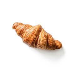 Słodkie ciastko croissant na białym tle