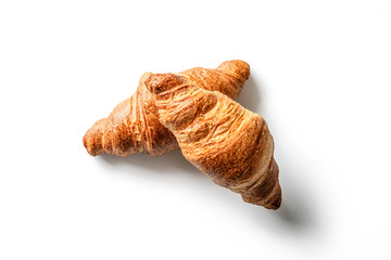 Słodkie ciastko croissant na białym tle