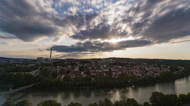 Sonnenuntergang mit prächtiger Wolkenstimmung in Stuttgart - die Nacht beginnt