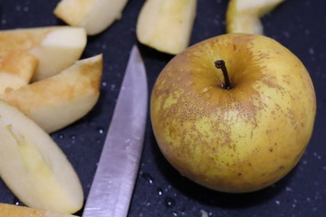 apples and knife