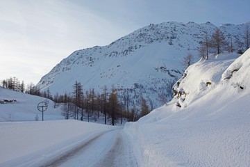 Fototapeta na wymiar winter road in Switzerland