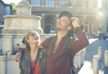 Happy tourist couple in vacation -Lifestyle of couple travelling around world -  Journey in Italy