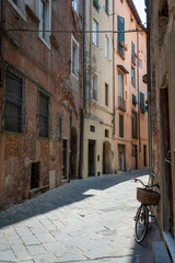 Obraz na płótnie Canvas Rue au soleil à Lucca et Lucques