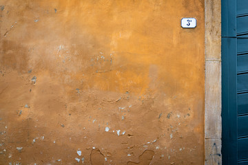 Texture de mur peinture écaillée couleur ocre à Lucca