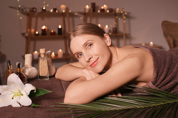 Obraz na płótnie Canvas Beautiful woman relaxing in spa salon