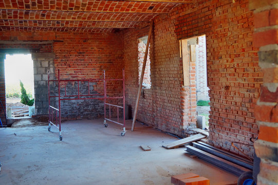 Fototapeta Budowa, remont domu z czerwonej cegły w stylu loft i rustykalnym,