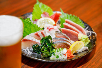 刺身の盛り合わせとビール