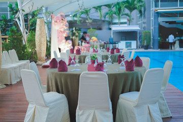 Dinner table without people with a tropical atmosphere