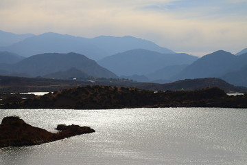 lago y montañas de la region cordillerana de Mendoza, Argentina