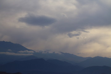 tormenta sobre la montaña