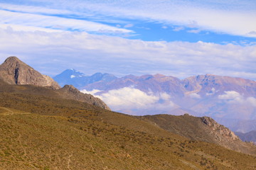 cordillera de los andes con nubes y poca nieve