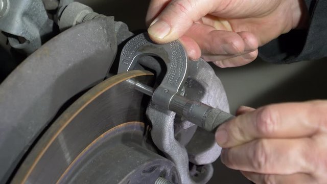 Using a micrometer to measure a brake rotor's thickness 4K