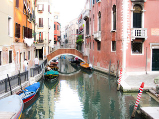 Obraz premium Beautiful view of a river passageway in Venice, Italy.