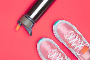 Tenis de ejercicio de mujer en fondo rosa