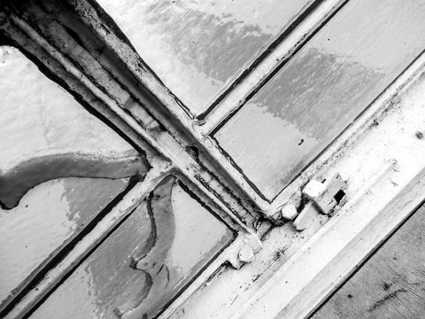 Metallrahmen mehrteilig geteiltes Fenster Industrielle Fassade Mauritischer Garten schwarz wei&szlig; irritiert orientierungslos bedauern bedauernd hoffnungslos traurig