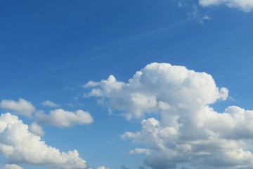 Fototapeta premium Błękitne niebo z chmurami