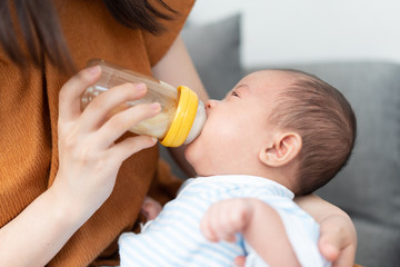 哺乳瓶でミルクを飲む赤ちゃん