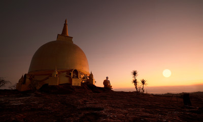 Obraz premium Buddhist monk in meditation at beautiful sunset or sunrise background on high mountain