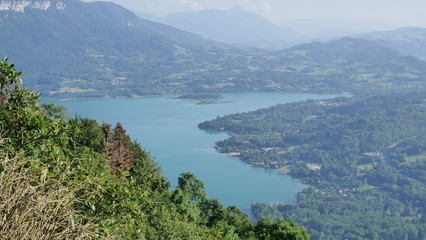 Fototapeta na wymiar Ein ruhiger See von einem Berg aus aufgenommen