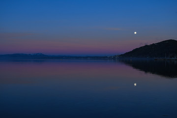 Fototapeta premium sunset over lake