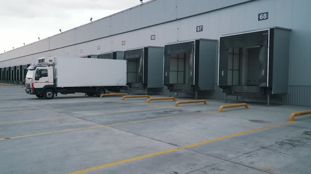 truck docking with logistic terminal