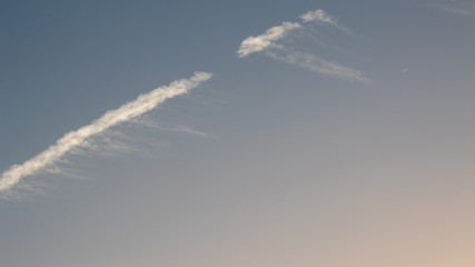 Fototapeta na wymiar céu azul anil no entardecer e nuvem branca ao vento