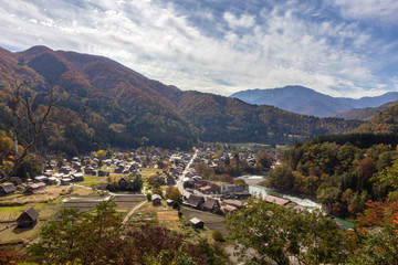 Fototapeta premium Historic Village of Ogimachi in Shirakawa-go, UNESCO World Heritage Site, a small, traditional village showcasing a building style known as gassho-zukuri. Japan.