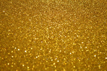 The surface pattern of the glittering sheet is the color that reflects the light of the sun and the water in the glass.