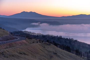 早朝の美幌峠。夜明けの空のグラデーションと屈斜路湖。