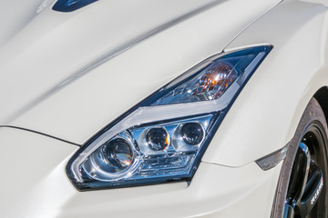 自動車のヘッドライト　Headlight of the car © norikko