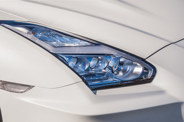 自動車のヘッドライト　Headlight of the car