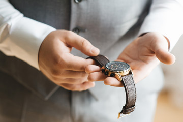 The details of the wedding day. Preparation of the groom.