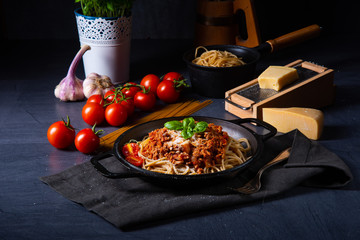 wholegrain spaghetti with tomato sauce and minced meat