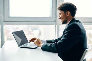 Fototapeta na wymiar businessman working on laptop in office