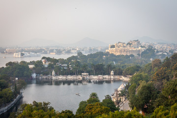 Fototapeta na wymiar View over the Pichola lake and the city palace of Udaipur from the ropeway, Rajasthan, India