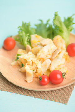 Kuaitiao khua kai, stir fried rice noodles chicken with fresh iceberg and tomato