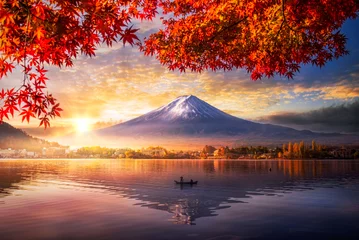 Fototapete Fotos Bunte Herbstsaison und Berg Fuji mit Morgennebel und roten Blättern am See Kawaguchiko ist einer der besten Orte in Japan  © Travel mania