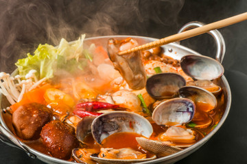 韓国料理チゲ　typical Korean seafood hot pot (Jjigae)