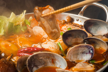 韓国料理チゲ　typical Korean seafood hot pot (Jjigae)