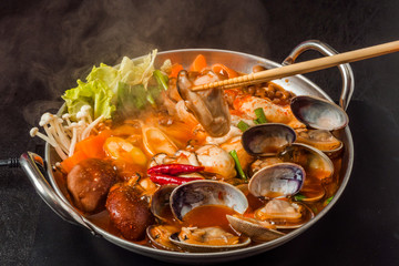韓国料理チゲ　typical Korean seafood hot pot (Jjigae)