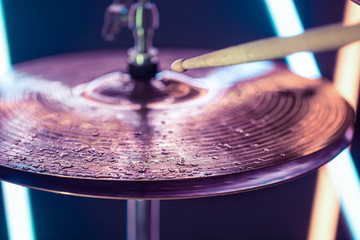 Obraz premium Hi-hat close-up of plates with drumsticks