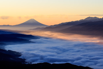 朝焼けの富士山と雲海