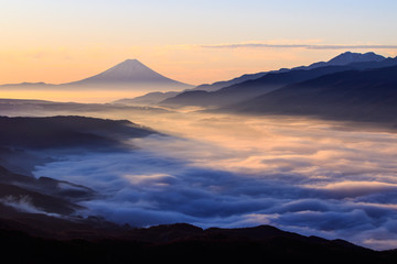 朝焼けの富士山と雲海