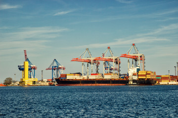 Loading process of cargo ship