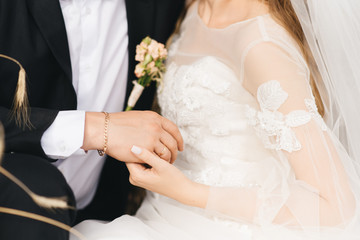 Obraz na płótnie Canvas Groom and brides hands with rings, closeup view
