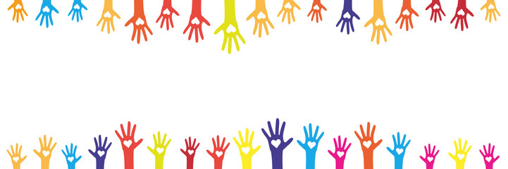 bunte Arme hochgestreckt mit herz banner