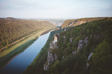 Fototapeta na wymiar Sonnenaufgang an der Elbe