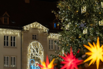 beleuchtetes Haus mit Weihnachtsdeko