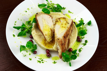 mashed potatoes with chicken breast and herbs in a sauce with berries	