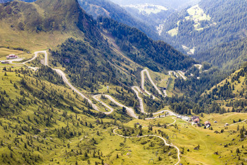 Górska droga - krajobraz Dolomitów. Droga pod górę we włoskich Alpach. - obrazy, fototapety, plakaty